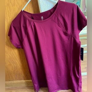NWOT IDEOLOGY WOMEN’s  Athletic Short Sleeve Top. Burgundy Red. Size M.